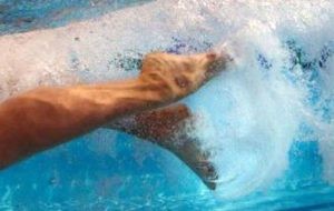 Setelah berlari, jangan luoa regangkan bagian luar pergelangan kaki sehingga menjadi lunak dan fleksibel