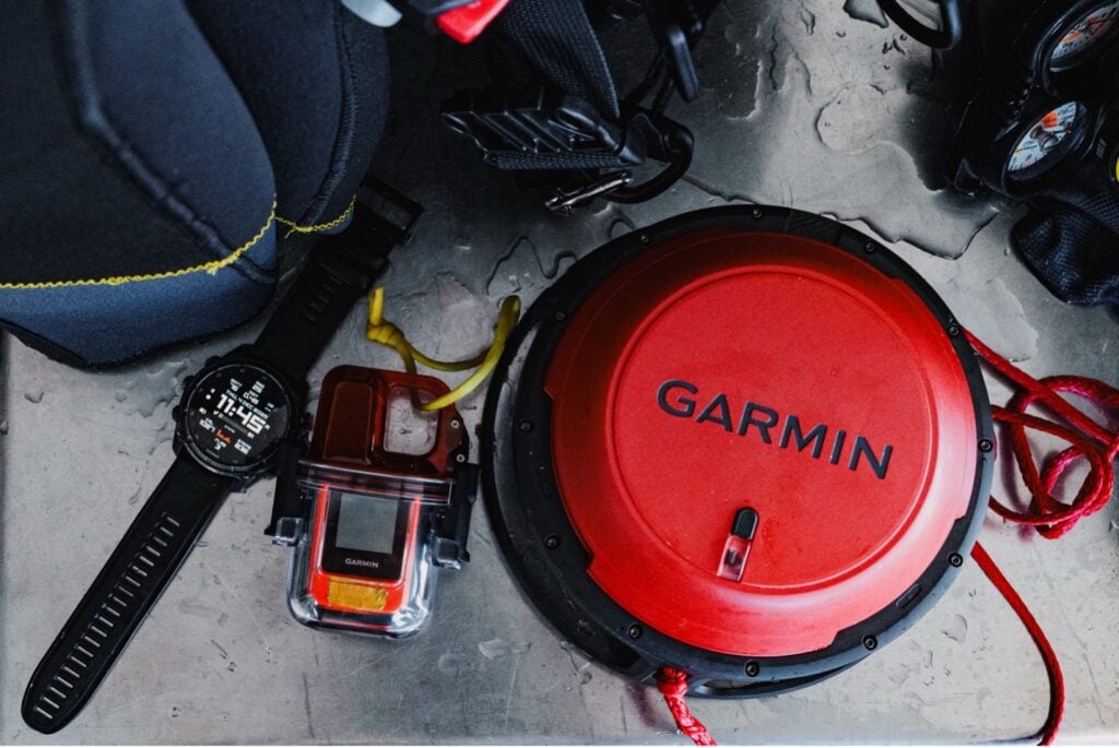 Garmin Descent S1 buoy with Garmin inReach Mini 2, dive case and Descent Mk3i
