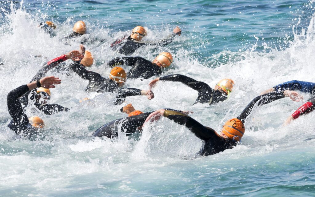 Apa saja komponen triathlon? Triathlon mencakup berenang, bersepeda, dan lari.